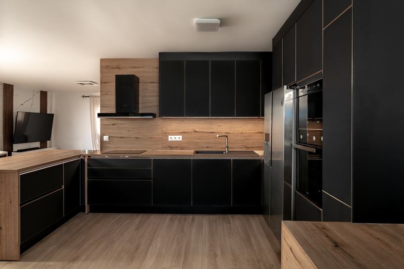 Cocina en negro y madera abierta al salón