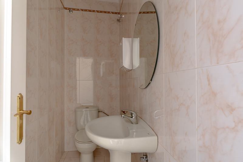 Aseo de cortesía con lavabo de pie y espejo ovalado