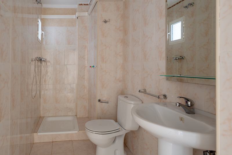 Baño completo con plato de ducha y lavabo de pie