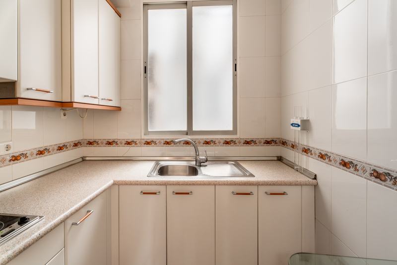 Cocina con fregadero doble bajo la ventana