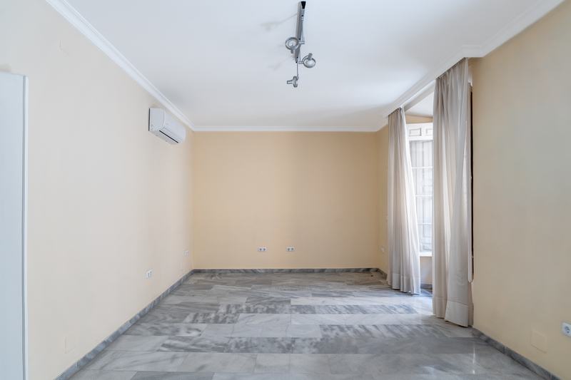 Sala vacía con cortinas y aire acondicionado de pared