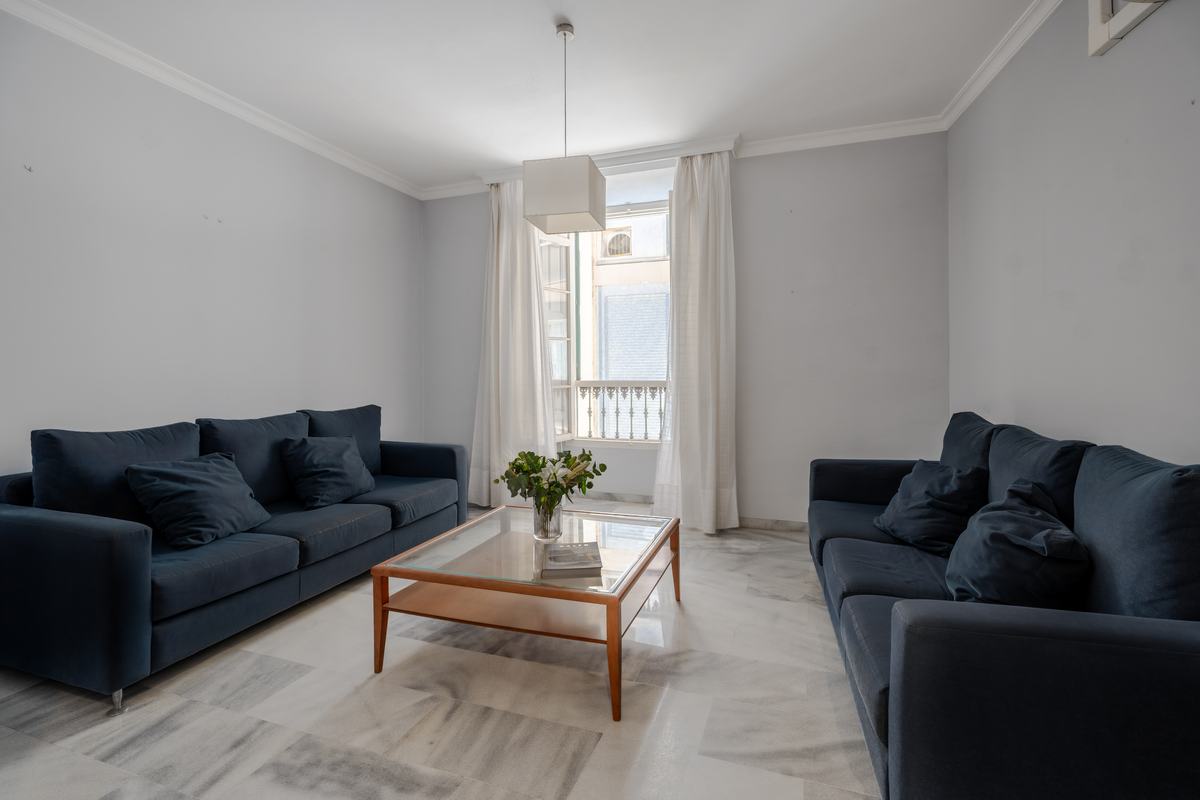 Salón de una oficina en el centro de Málaga con sofás azules, fotografiado por Lo Bianco Studio