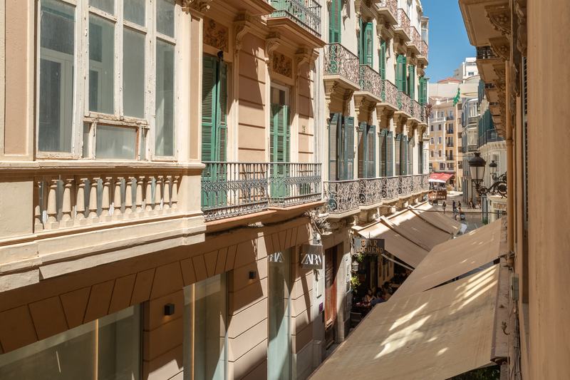Vistas desde el balcón a una calle del centro de Málaga