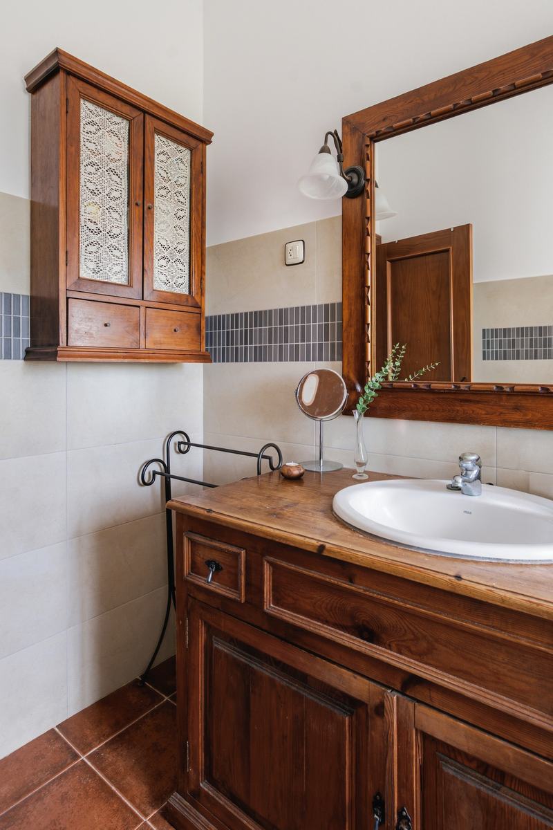Baño con encimera de madera y alacena de cuarterones