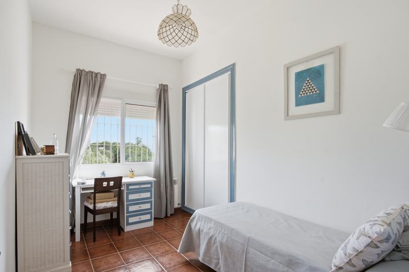 Dormitorio infantil con escritorio junto a la ventana