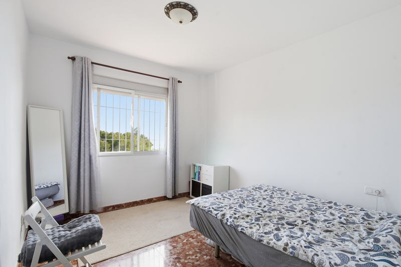 Dormitorio luminoso con espejo de pie